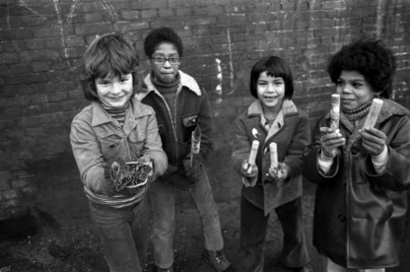 Nummer 10 kinderen met vuurwerk, nummer 9 bord met tekst Geen vuurwerk, Bestanddeelnr 926-1095