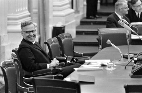 Numerus Clausus in Tweede Kamer , Minister Diepenhorst lachend achter regeringst, Bestanddeelnr 919-3275