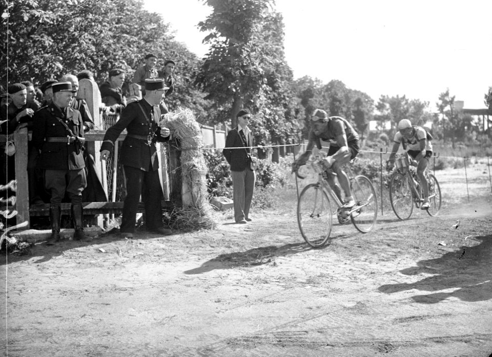 Nummer een en twee komen binnen, Ferdi Kübler (Zwitserland) en Mahé (Frankrijk), Bestanddeelnr 902-2375