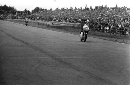 Nummer 3 is Bill Ivy (Gb) Jawa,(2e), nummer 1 is Giacomo Agostini (I) Mv Agusta,, Bestanddeelnr 922-5839