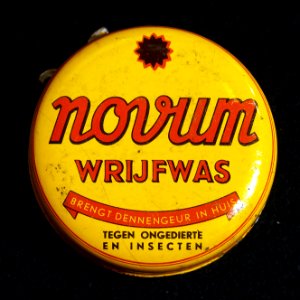 Novum wrijfwas, geel blikje, foto1 photo