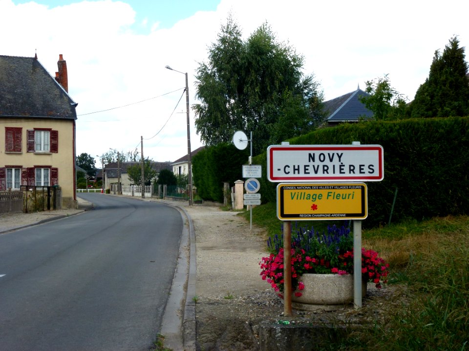 Novy-Chevrières (Ardennes) city limit sign