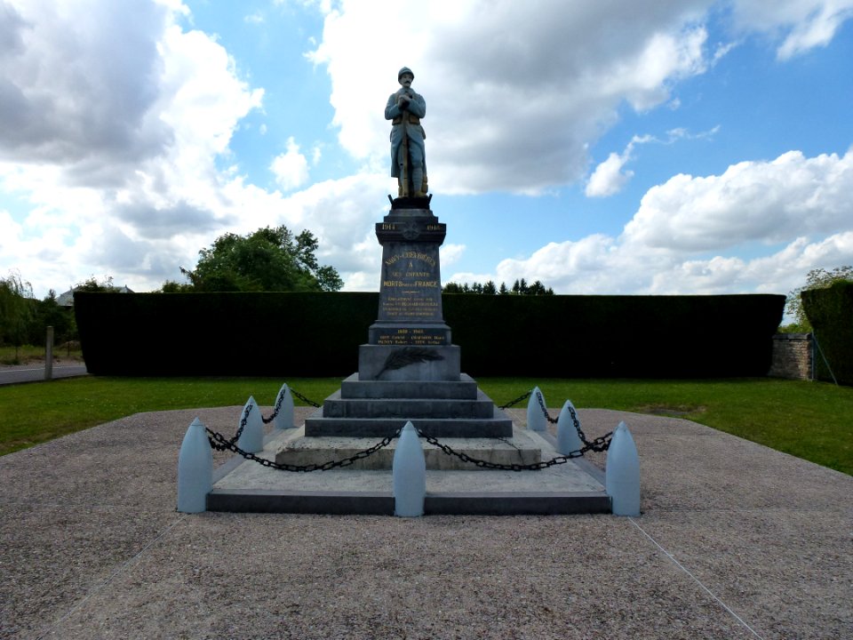 Novy-Chevrières (Ardennes) monument aux morts