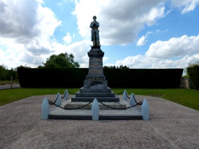 Novy-Chevrières (Ardennes) monument aux morts
