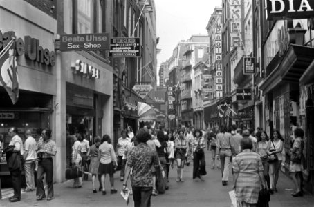 Nummer 13 Kalverstraat te Amsterdam, nummer 14 meisje eet ijsje, Bestanddeelnr 926-5305