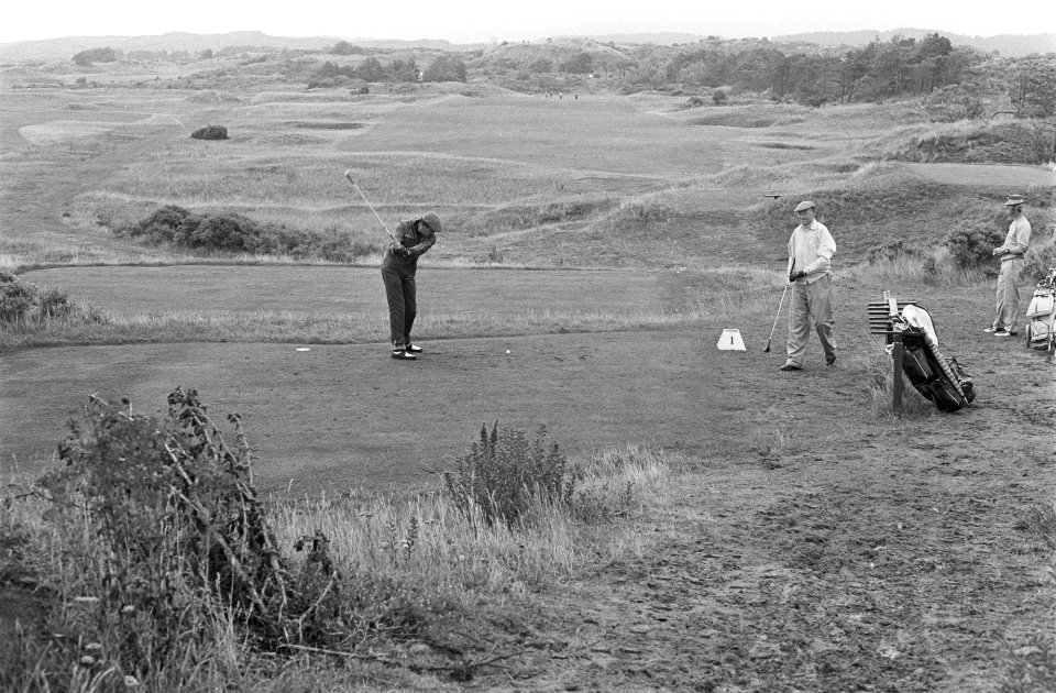 Nr 4 Prins Claus (midden) golft in Zandvoort, Bestanddeelnr 924-7904