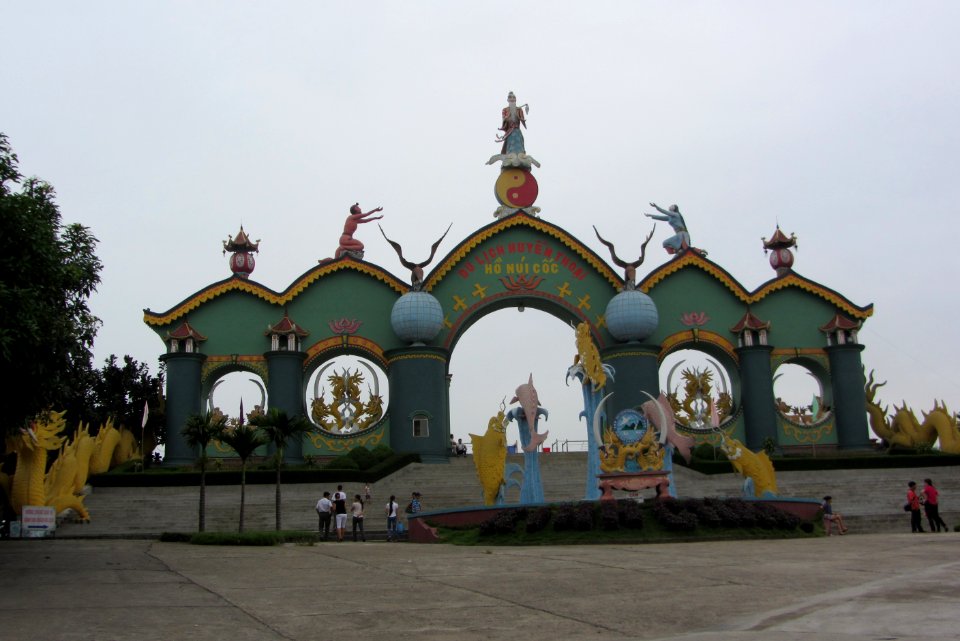 Nuicoc-lake-gateway