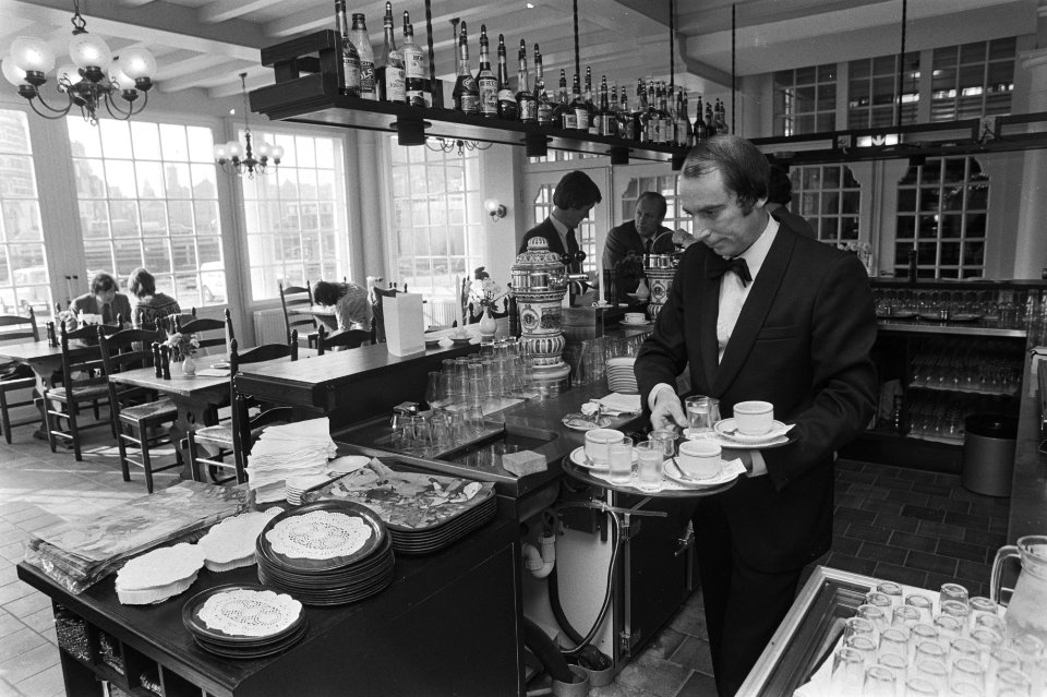 Nu kan er al wat gedronken worden in het Koffiehuis, Bestanddeelnr 931-7639