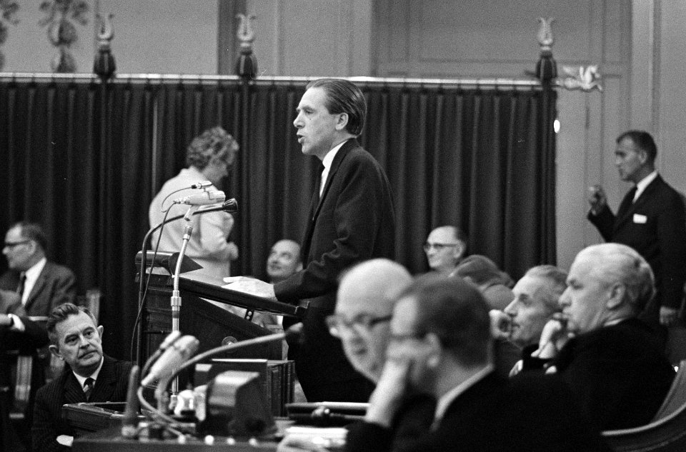 Numerus Clausus in Tweede Kamer , de heer Burggraaf (PSP) aan het woord, Bestanddeelnr 919-3307