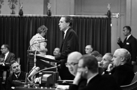 Numerus Clausus in Tweede Kamer , de heer Burggraaf (PSP) aan het woord, Bestanddeelnr 919-3307
