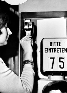 Nummerautomaat voor dokterskamer op tentoonstelling in Wenen, Bestanddeelnr 922-9108 (cropped)