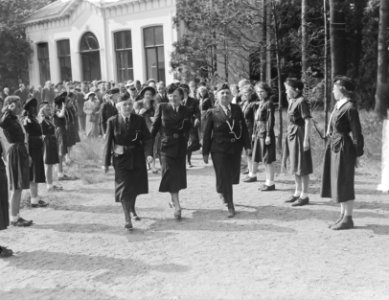 NPG Vakantiecentrum Buitenzorg te Baarn, aankomst koningin Juliana, Bestanddeelnr 903-4489
