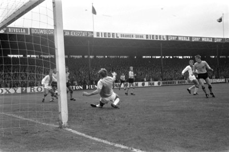 Nuninga scoort voor Ajax keeper v. Zoghel is verslagen, Bestanddeelnr 921-6039