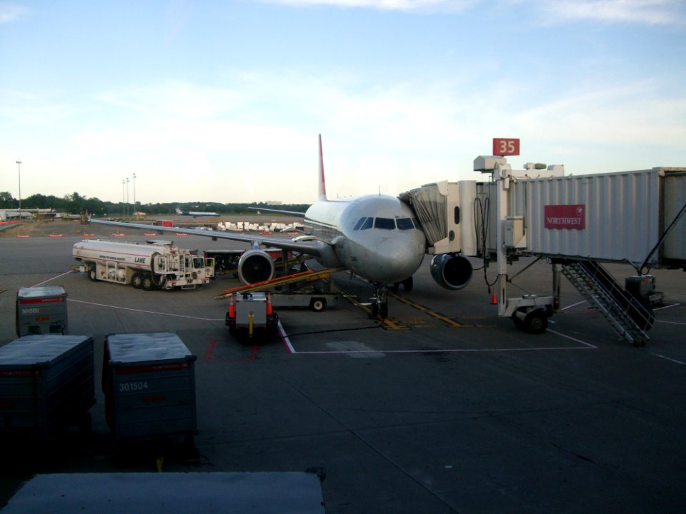 NWA A319 N345NW KCMH