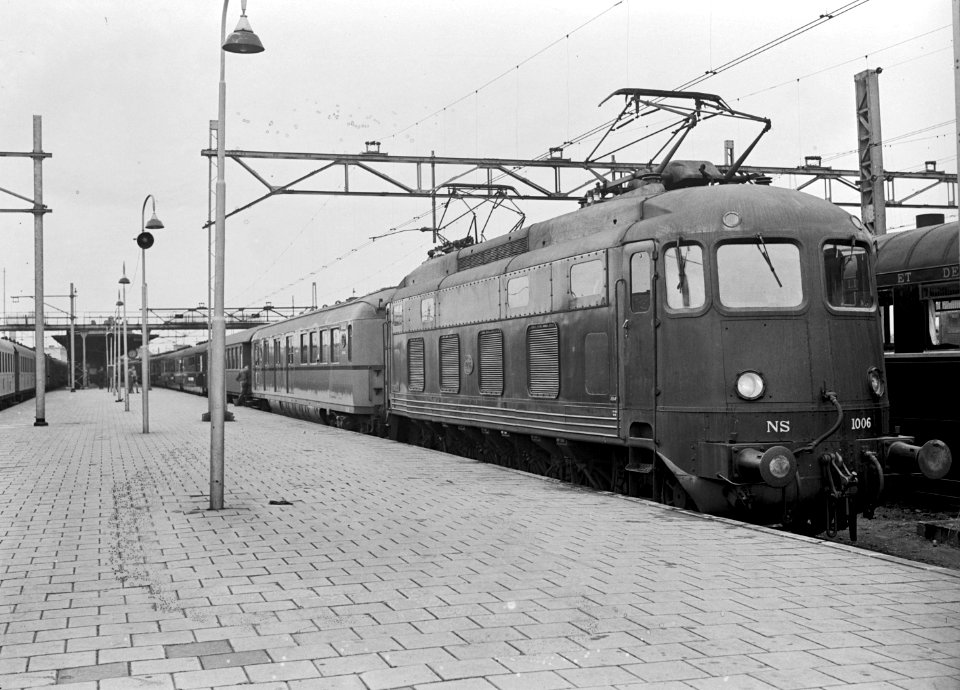 NS 1006 met internationale trein - HUA-151098