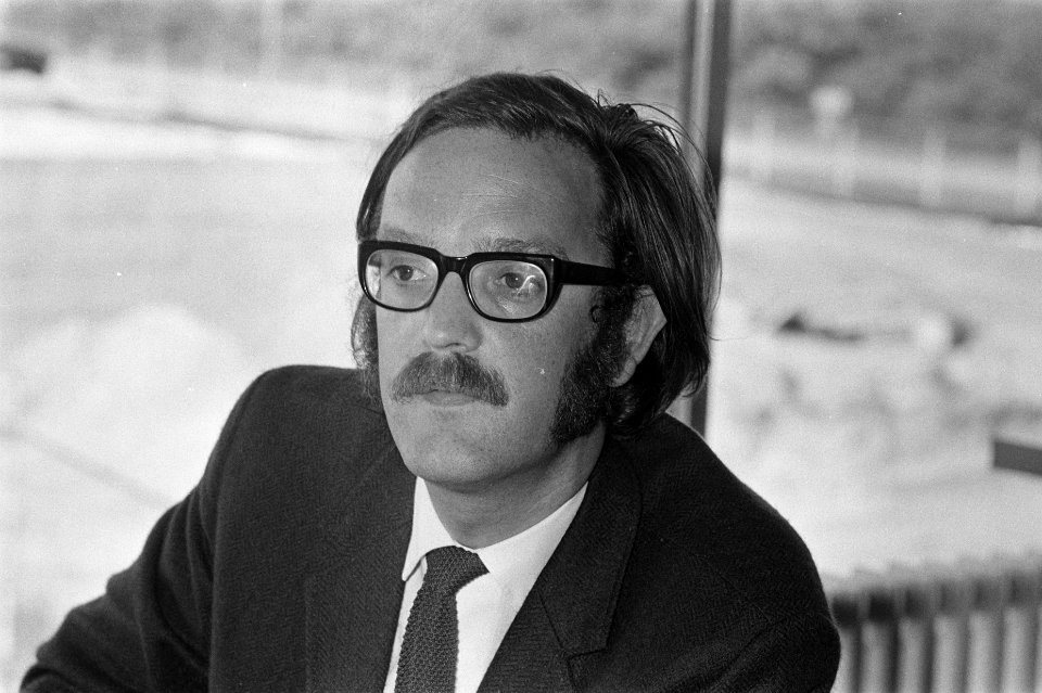 Nr. 8 C. H. Enkelaar , hoofd TV-programma, nr. 9, 10 drs. P. M. Hendriksen , c, Bestanddeelnr 923-7744