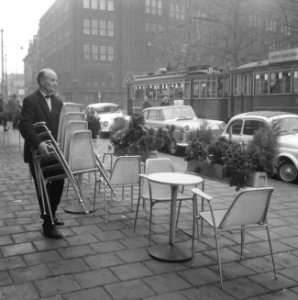 Ober maakt terras in orde voor te verwachten drukte, Bestanddeelnr 916-2381