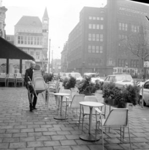 Ober maakt terras in orde voor te verwachten drukte, Bestanddeelnr 916-2382