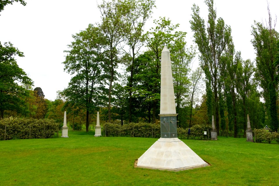 Obelisk garden - Buscot Park Gardens - Oxfordshire, England - DSC00299