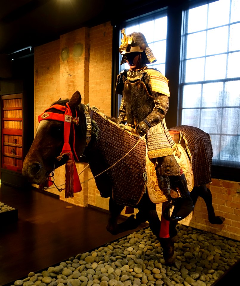 Nuinobedo tosei gusoku armor, Japan, late Edo, iron, lacquer, gold, silver, wood, bear fur, lacing, with bagai and bagu (horse armor and tack), Edo - The Ann and Gabriel Barbier-Mueller Museum - DSC05532