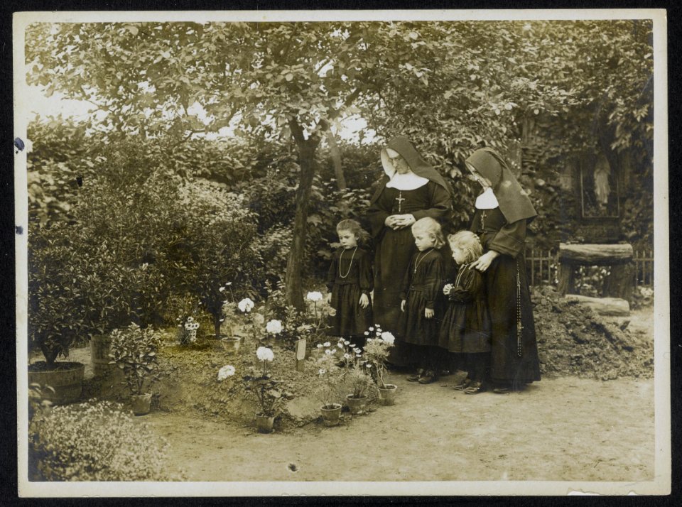 Nuns at the graveside of Major Willie Redmond, M.P, Bestanddeelnr 158-0937