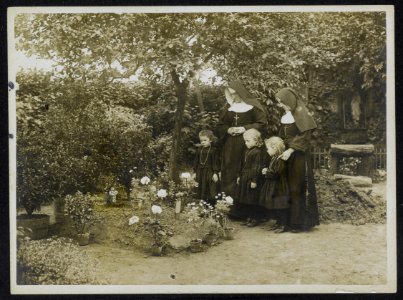 Nuns at the graveside of Major Willie Redmond, M.P, Bestanddeelnr 158-0937