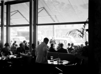 Ober aan het werk in een café, Bestanddeelnr 191-0390