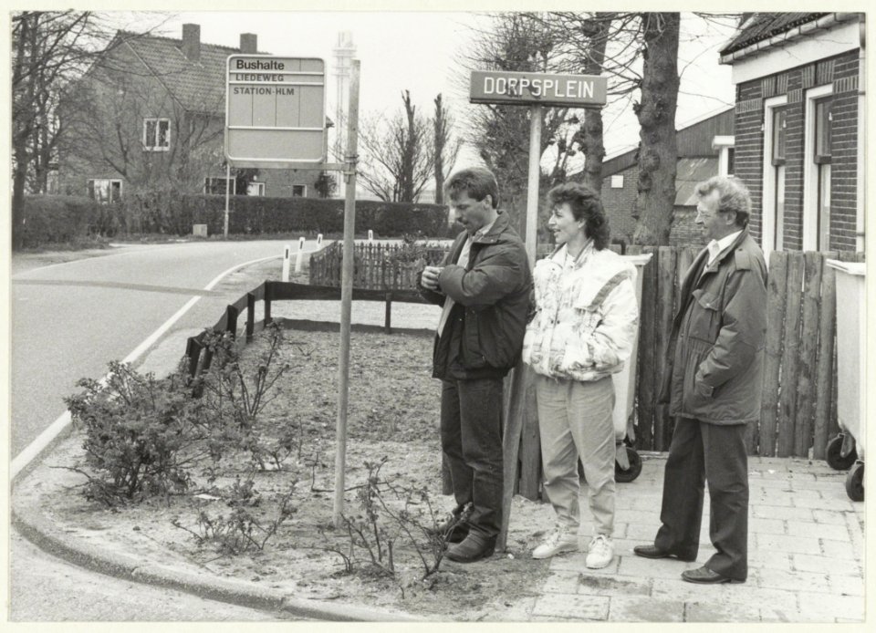 NZH Bushalte LiedewegDorpsplein in Haarlemmerliede (was goed geslaagde 1-april grap). NL-HlmNHA 54023601