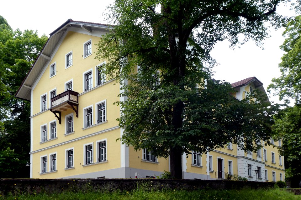 Oberelkofen, Landschulheim v NO, 1