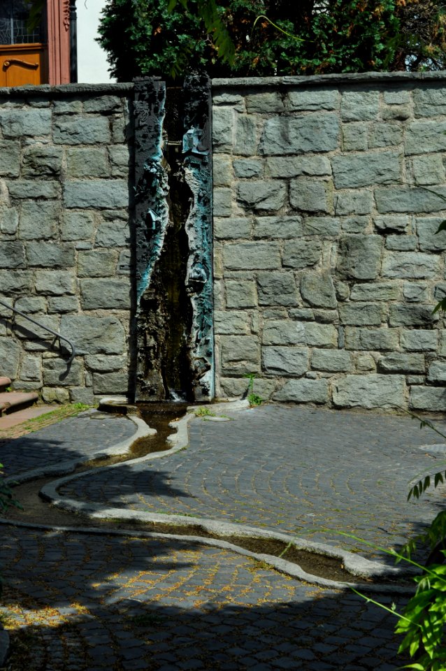 Ober-Erlenbach, Brunnen an der Kirche