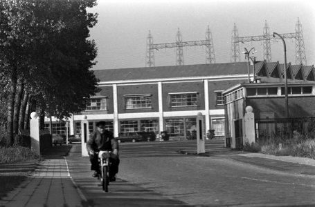 Nyma Textielfabriek te Nijmegen bedreigd door faillissement. De hoofdpoort van N, Bestanddeelnr 920-6216