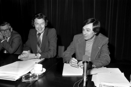 NVV-verbondvergadering in RAI Amsterdam links FNV-voorzitter Kok, rechts Drabbe, Bestanddeelnr 929-4633