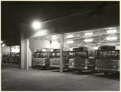 NZH bussen in de remise aan de Leidsevaart. NL-HlmNHA 54004413