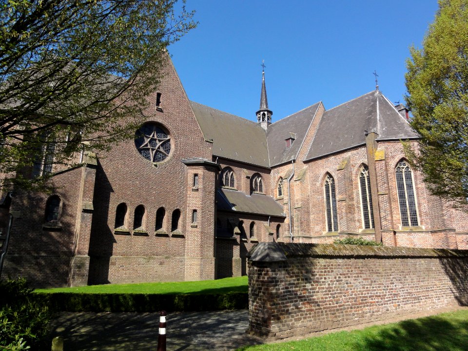 O.L.V. kerk twee beuken van de kruisvorm