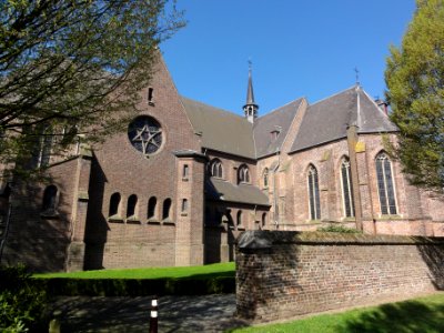 O.L.V. kerk twee beuken van de kruisvorm