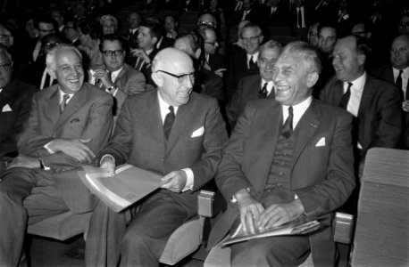 NVV-congres in RAI Amsterdam. Minister Roolvink (rechts) in gesprek met dr. I. S, Bestanddeelnr 922-8358
