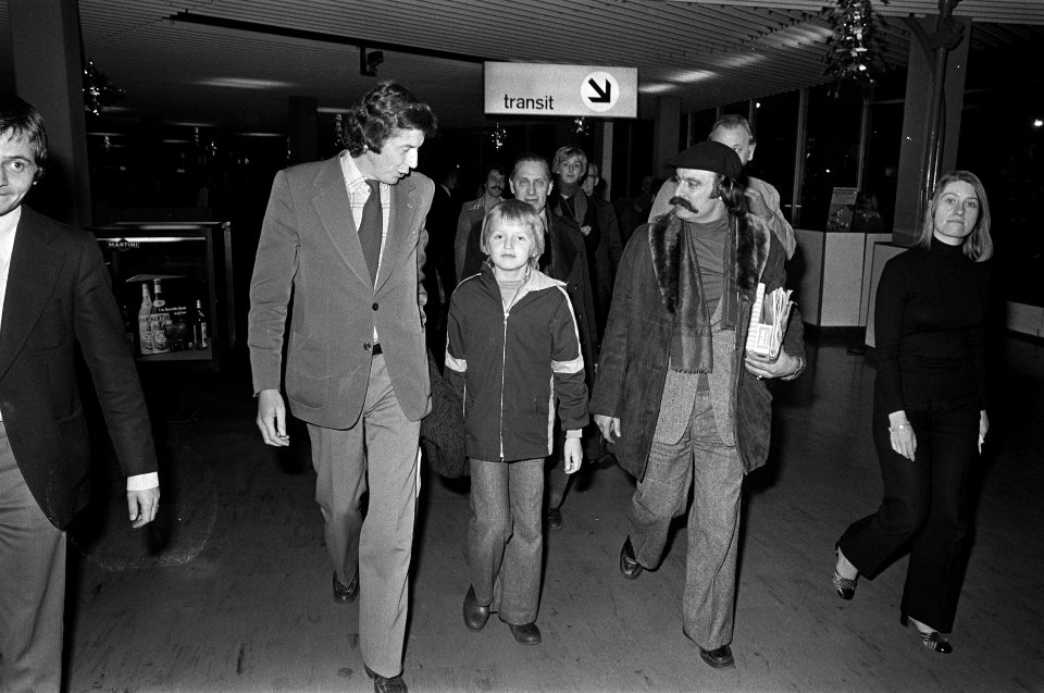 NVV-delegatie op Schiphol uit Spanje aankomst, 10A Kok met paspoort, Bestanddeelnr 928-3191