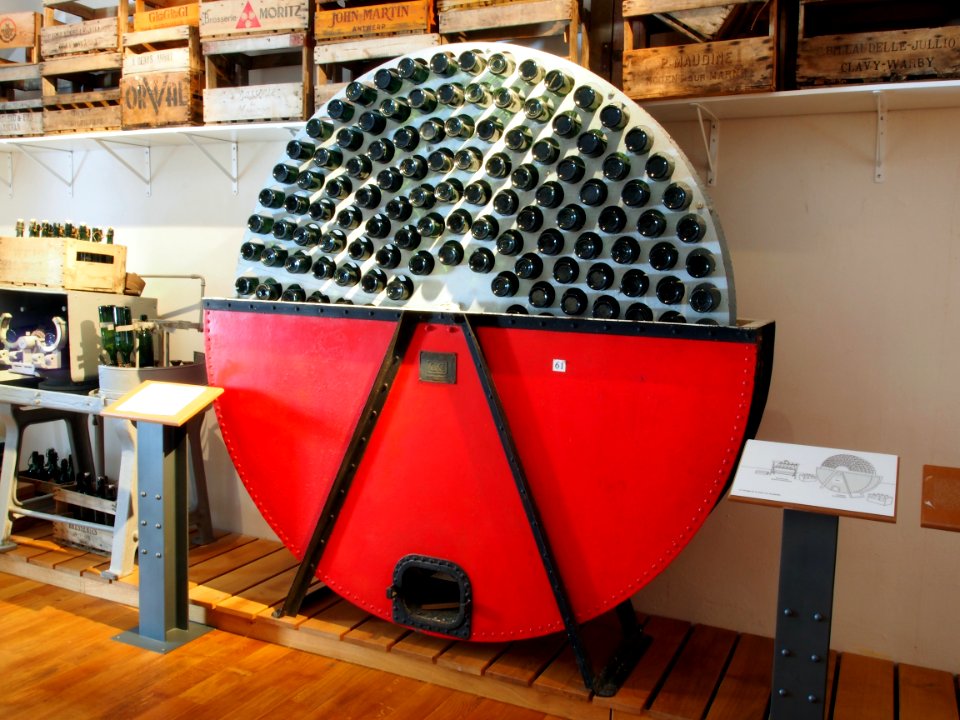 Old bottle washing machine made by CICB (Compagnie Industrielle de Construction de Brasseries, 10 rue La Boetie, Paris)