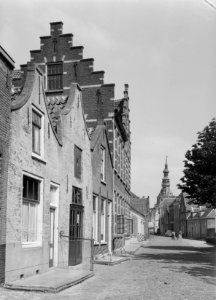 NZ-kerkhof te Zierikzee met zicht op de Meelstraat en stadhuistoren, Bestanddeelnr 164-0059