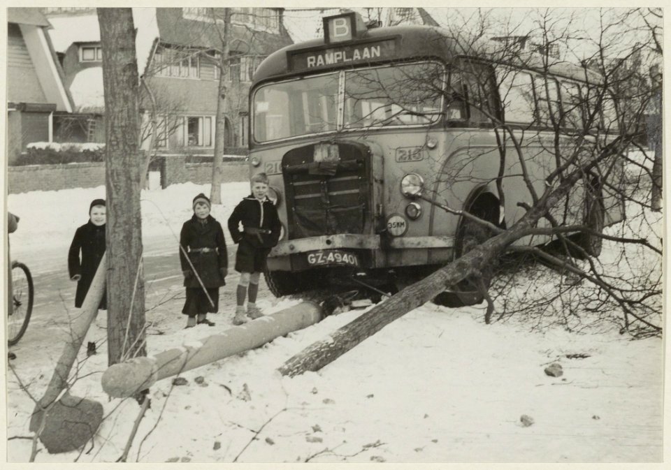 NZH-bus is geslipt in de sneeuw en kwam tegen een boom terecht op de Julianalaan. NL-HlmNHA 54004798