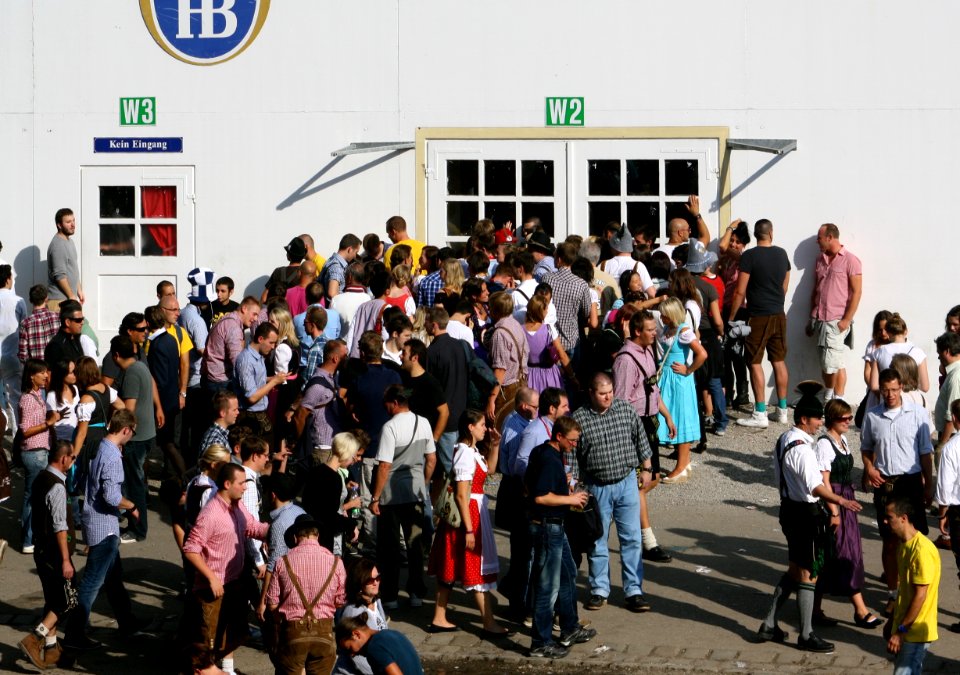 Oktoberfest 2011 Einlassbegehrende Menschen am Hintereingang HB Zelt
