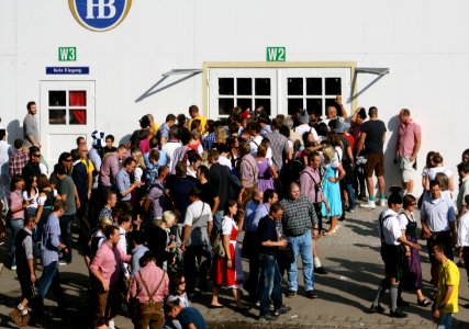 Oktoberfest 2011 Einlassbegehrende Menschen am Hintereingang HB Zelt