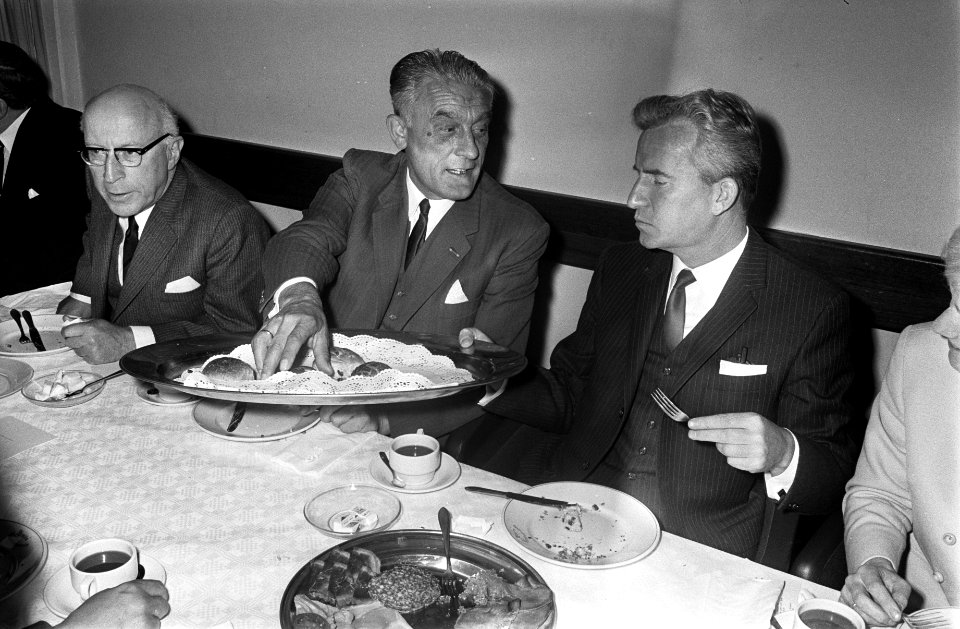 NVV-congres in RAI Amsterdam. Links Roolvink en rechts Kloos tijdens lunch, Bestanddeelnr 922-8360