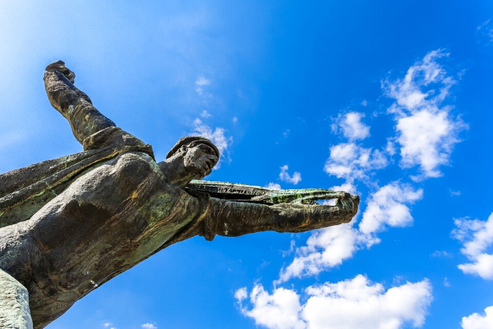 Monument sculpture history