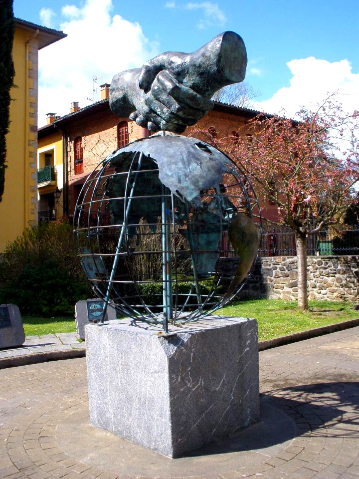 Oñate - Monumento a los pueblos hermanados solidariamente