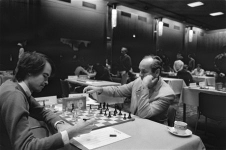 Ohra-schaaktoernooi in Amsterdam Wedberg (l) tegen Porti, Bestanddeelnr 933-0373