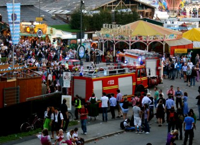 Oktoberfest 2011 Feuerwehr rueckt aus Reitbahn Heppenheimer