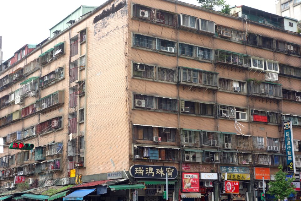 Old apartment on Da'an Road and Xinyi Road intersection 20140407