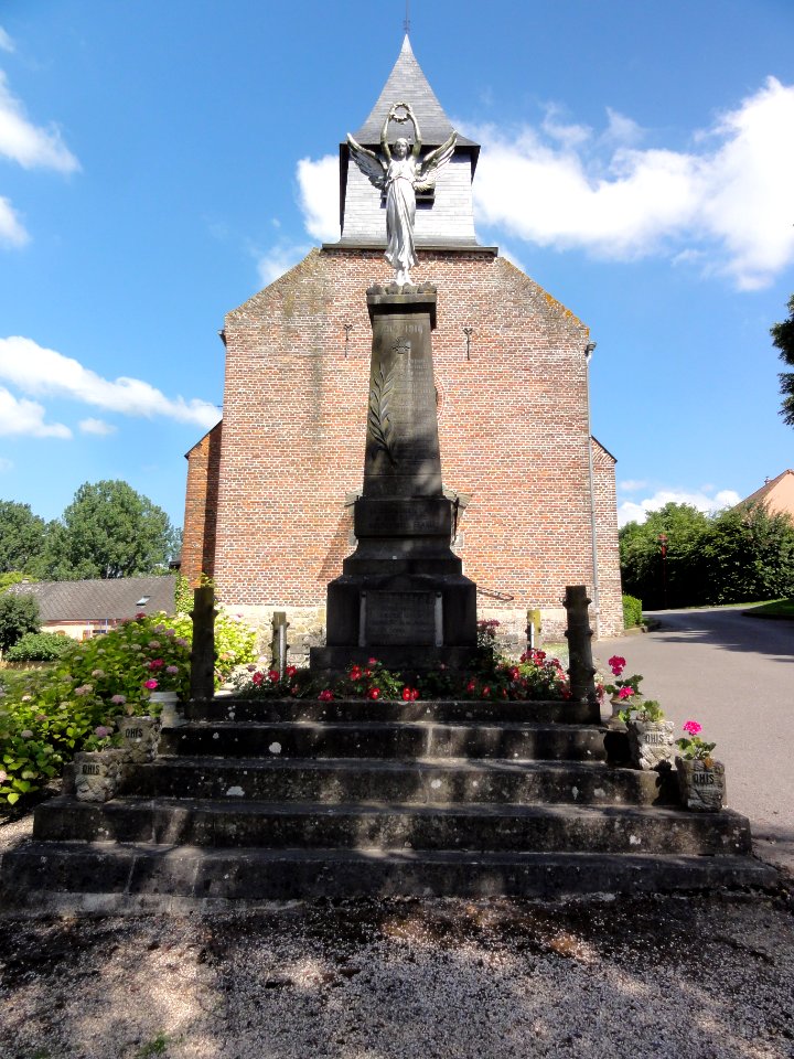 Ohis (Aisne) monument aux morts devant l'église