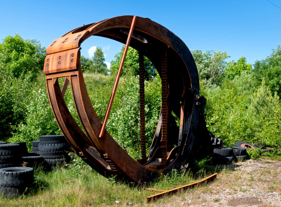 Old huge crane claw in Rixö quarry 2